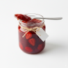 Pot de confiture bio ouvert avec une cuillère